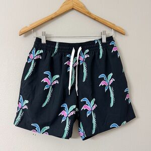 Chubbies Mens Havana Nights 5.5” Lined Swim Trunks | Black Palm Print